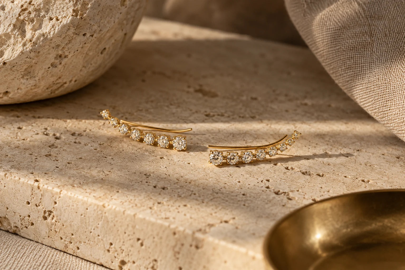 Illustration éditoriale du guide : Comment porter des boucles grimpantes en diamants : position et fermeture