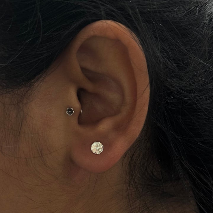 Lumière Stud 1 CT total weight on an earlobe