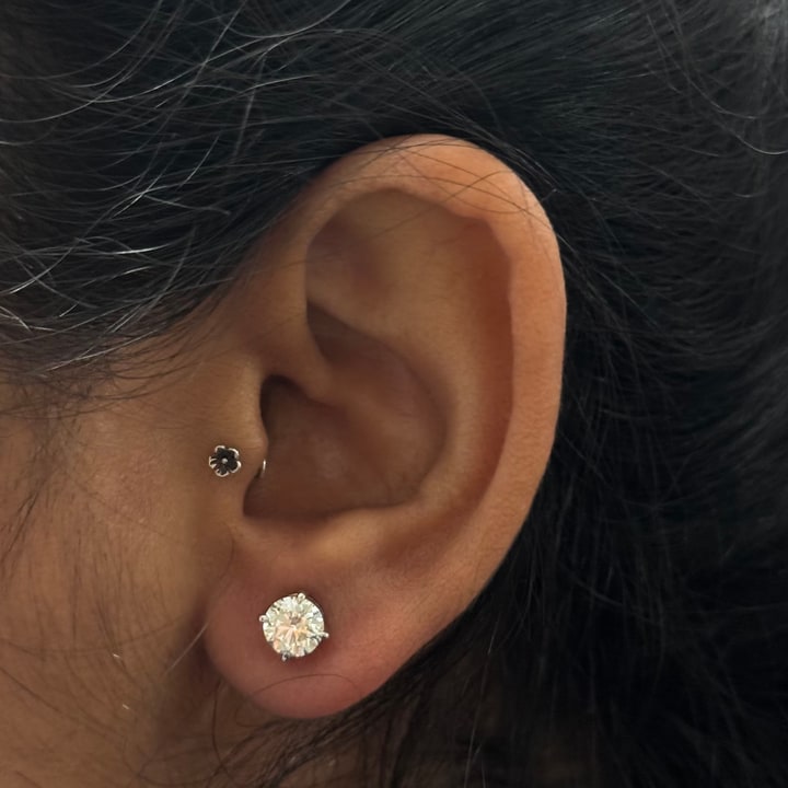 Lumière Stud 2 CT total weight on an earlobe